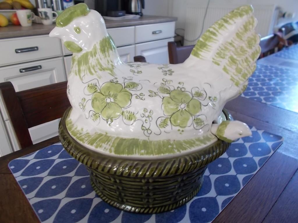 Franse keramische barbotine faience majolica 'Kip op Nest", Ophalen of Verzenden
