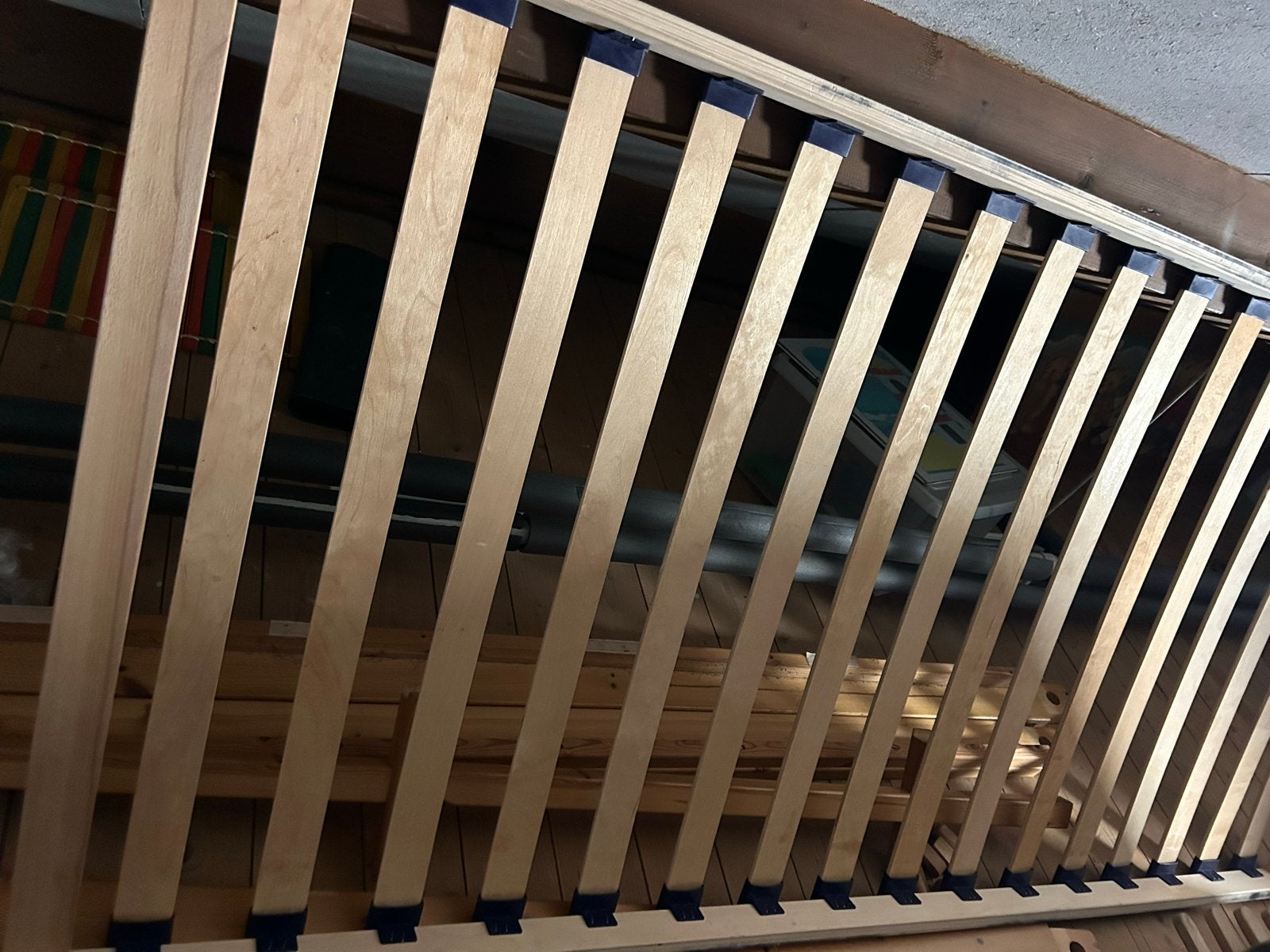 Lifetime. Eenpersoonsbed van hout met lattenbodem, Ophalen, Gebruikt, 90 cm, Eenpersoons