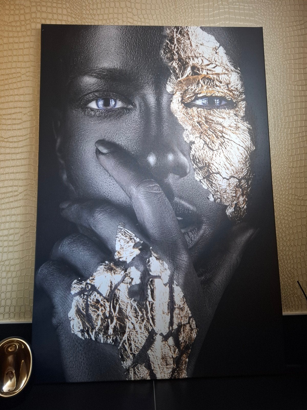 Canvas Schilderij 90x60 cm - Vrouw met Goud details, Huis en Inrichting, Nieuw, Ophalen of Verzenden, Schilderij, 75 – 100