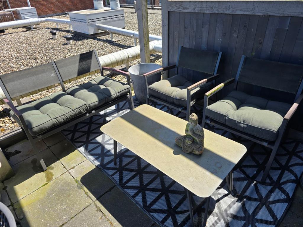 Comfortabele loungeset met tafel en kussens, Ophalen, 4 zitplaatsen, Gebruikt, Aluminium