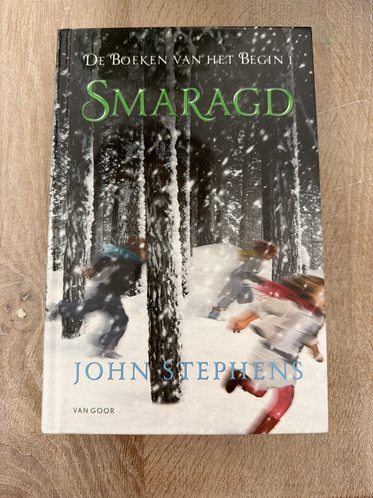 Smaragd - De Boeken van het Begin 1 - John Stephens, Ophalen of Verzenden, Zo goed als nieuw