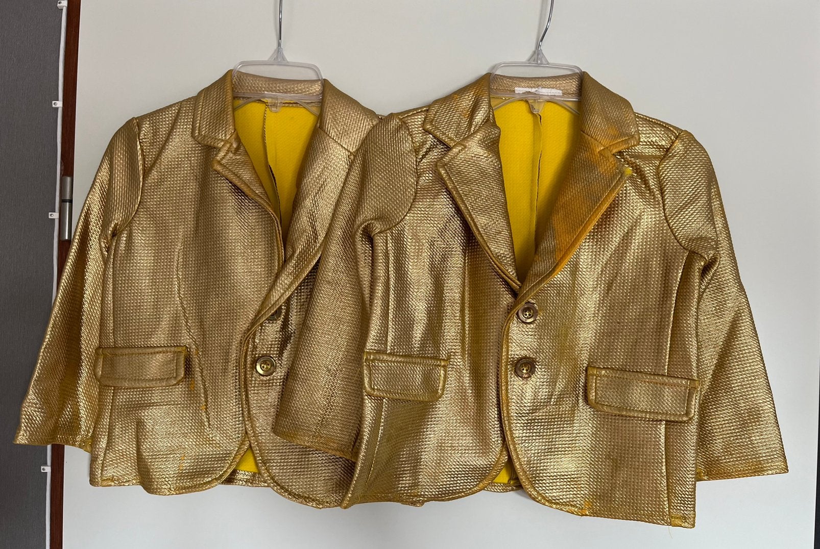 2 gouden jasjes maat 104, Ophalen of Verzenden, Zo goed als nieuw, Jasje, Maat 34 (XS) of kleiner