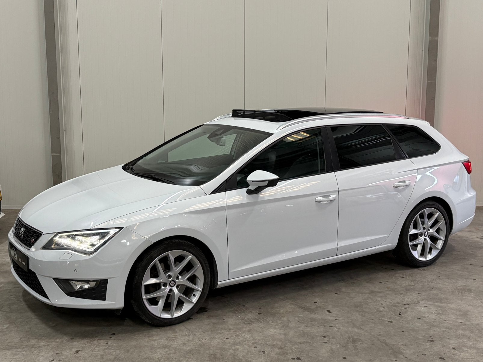 Seat Leon 1.8 FR /PANO/AIRCO/CRUISE/LED/NAVI/NWAPK/GARANTIE/, Zwart, 4 cilinders, Leder en Stof, Wit