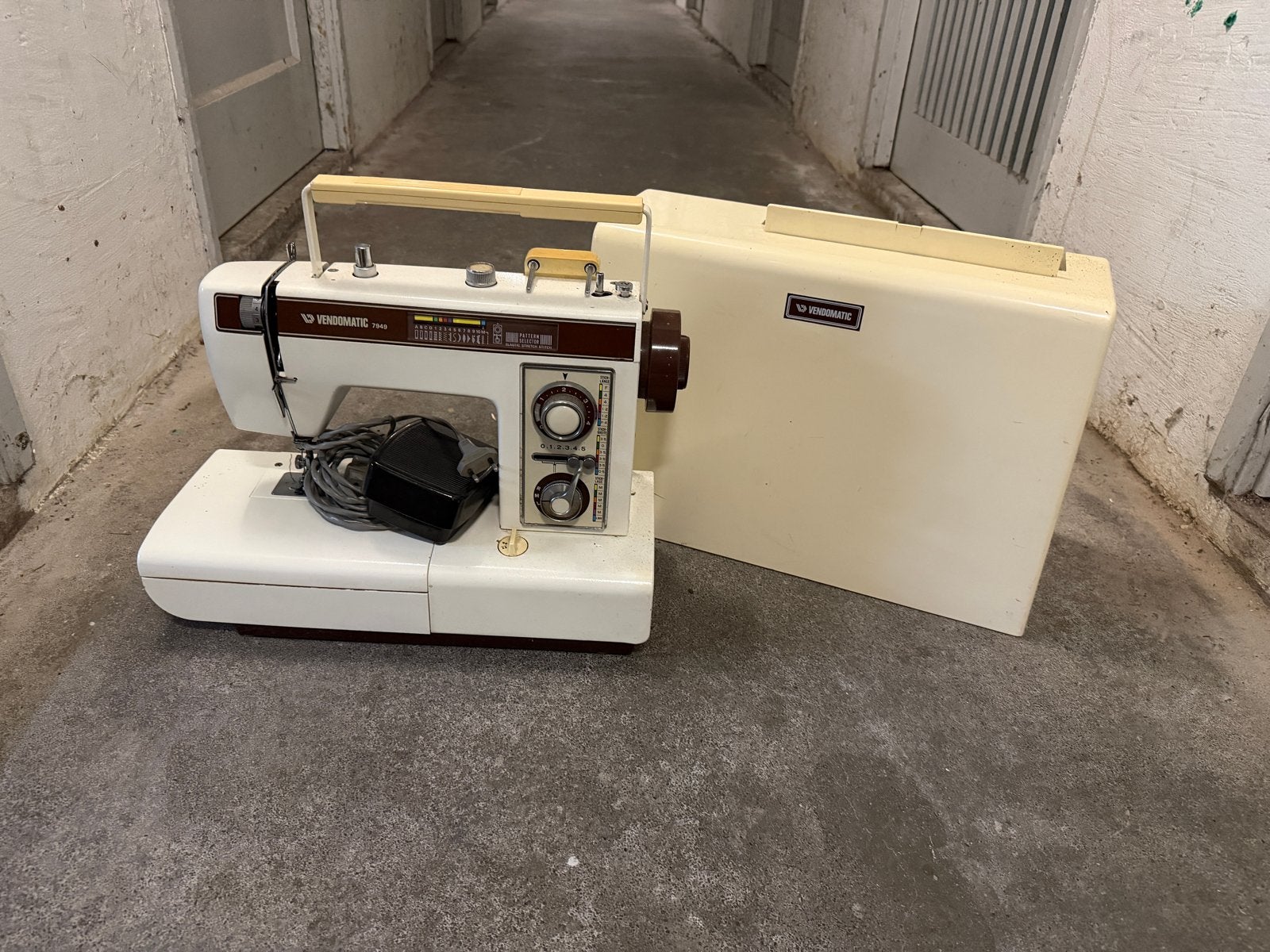 Vendomatic 7949 Naaimachine met koffer, Ophalen