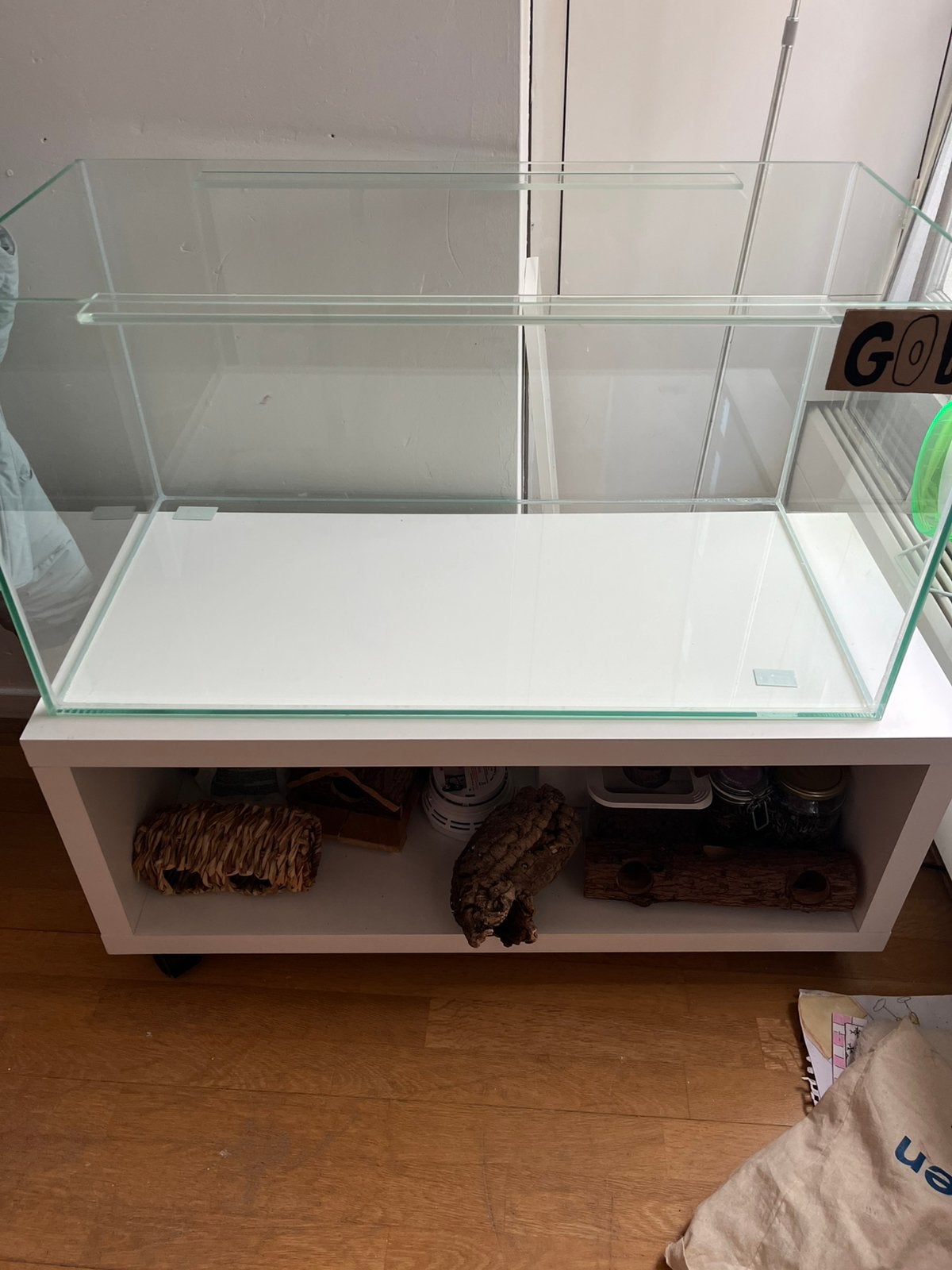 Hamsterkooi van glas op kastje met wieltjes, Dieren en Toebehoren, Kooi, Minder dan 75 cm, Zo goed als nieuw, Hamster
