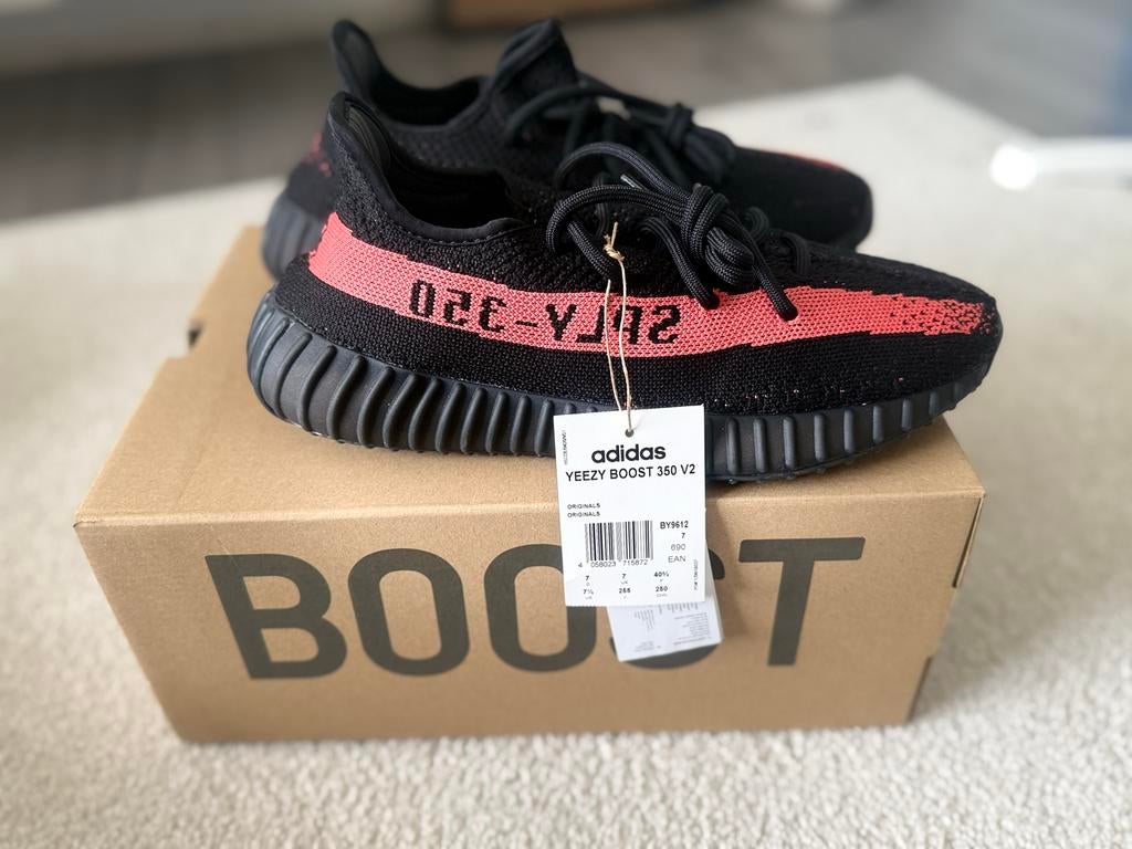Adidas Yeezy Boost 350 V2 Core Black Red, Kleding | Heren, Schoenen, Ophalen of Verzenden, Nieuw, Zwart, Sneakers of Gympen