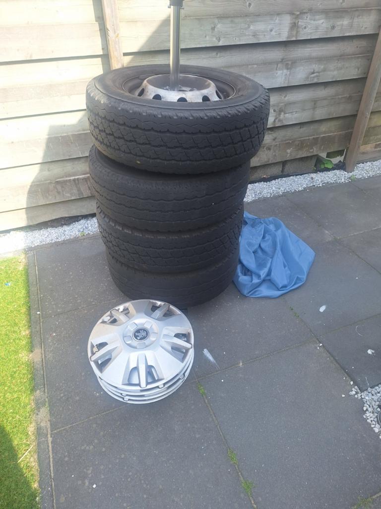 Peugeot Boxer 2018 15 inch wielen met wieldoppen, Ophalen of Verzenden