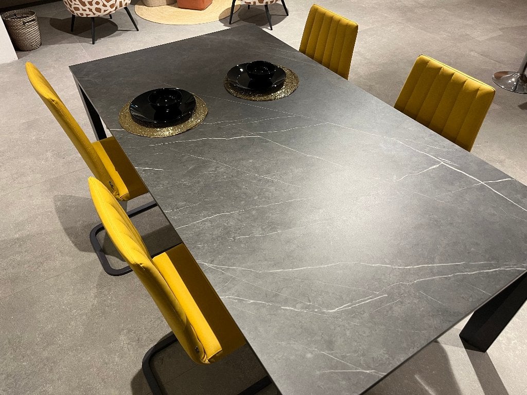 Diverse tafels met stalen onder frames, Overige materialen, Zo goed als nieuw, 150 tot 200 cm, Vier personen