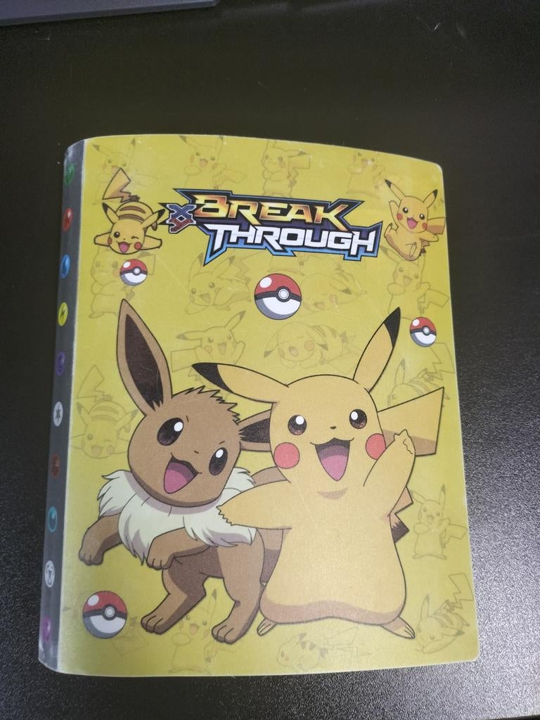 Pokemon Breakthrough 4-pocket map Pikachu Eevee, Ophalen of Verzenden, Gebruikt, Overige typen