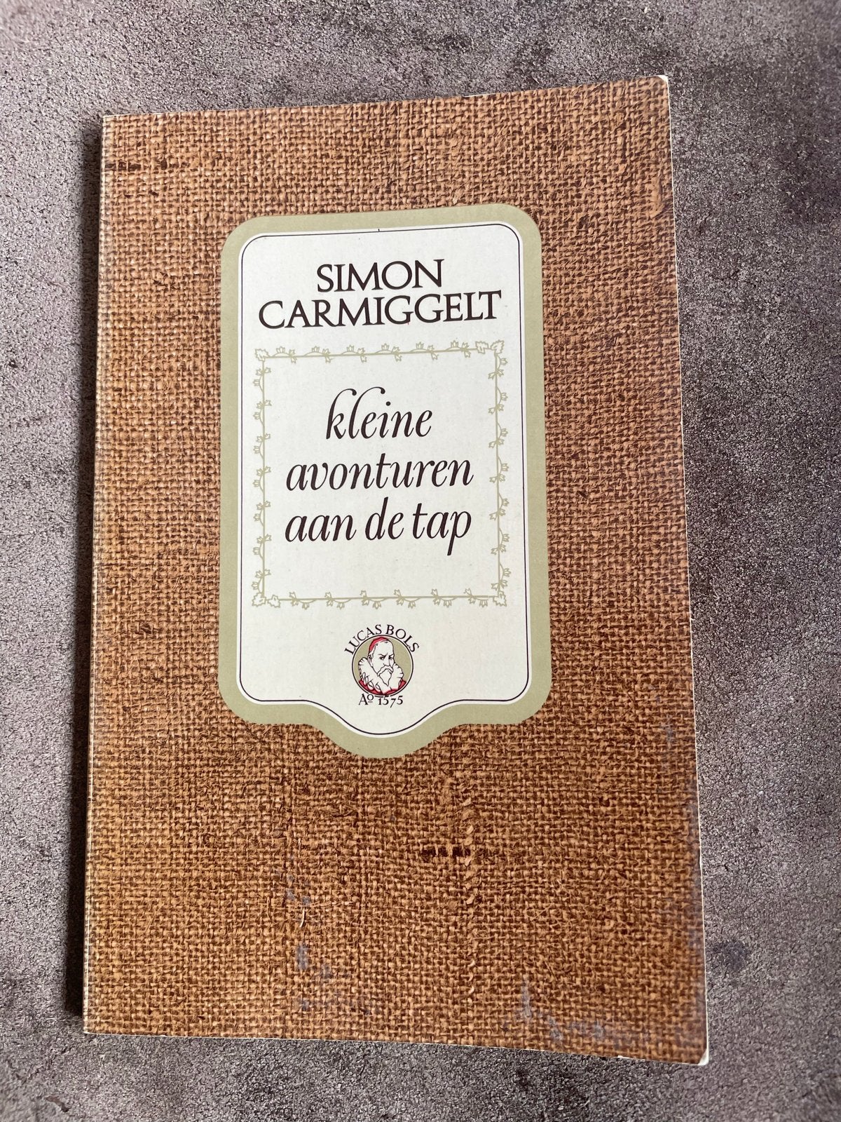 Simon Carmiggelt - Kleine avonturen aan de tap (Lucas Bols), Ophalen of Verzenden, Gelezen