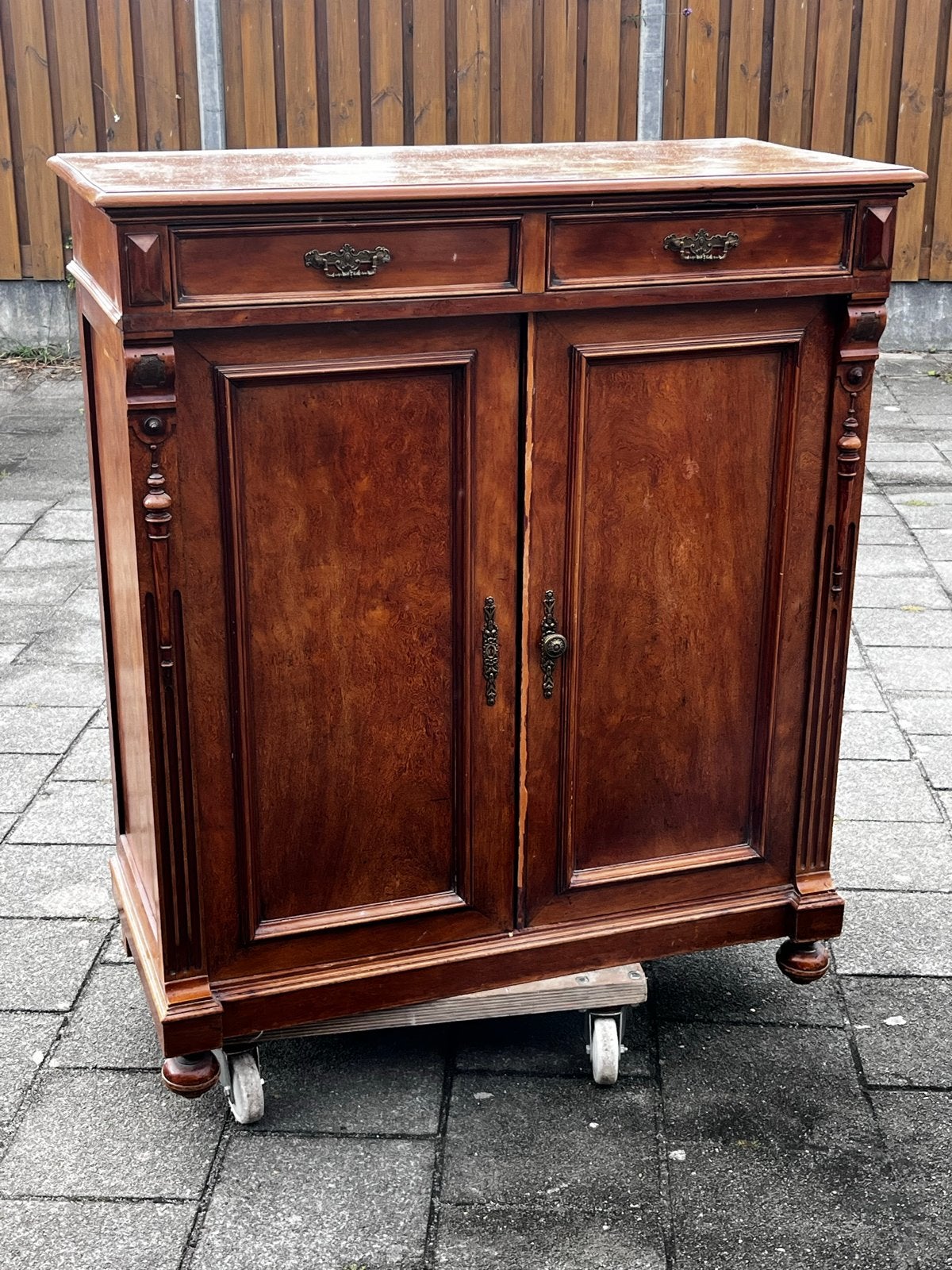Antieke houten kast met lades en deuren, Ophalen
