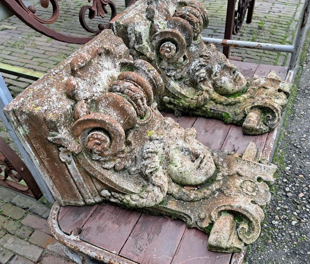 Een stel antieke stenen gevelornamenten 52 cm hoog erg mooi, Ophalen