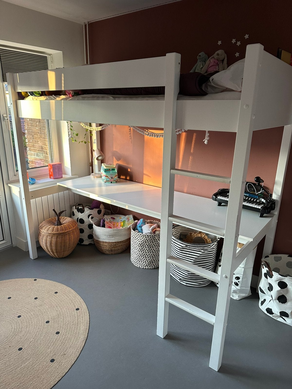 Hoogslaper bed met bureau en matras van Petite Amelie, Ophalen, Gebruikt, Hoogslaper