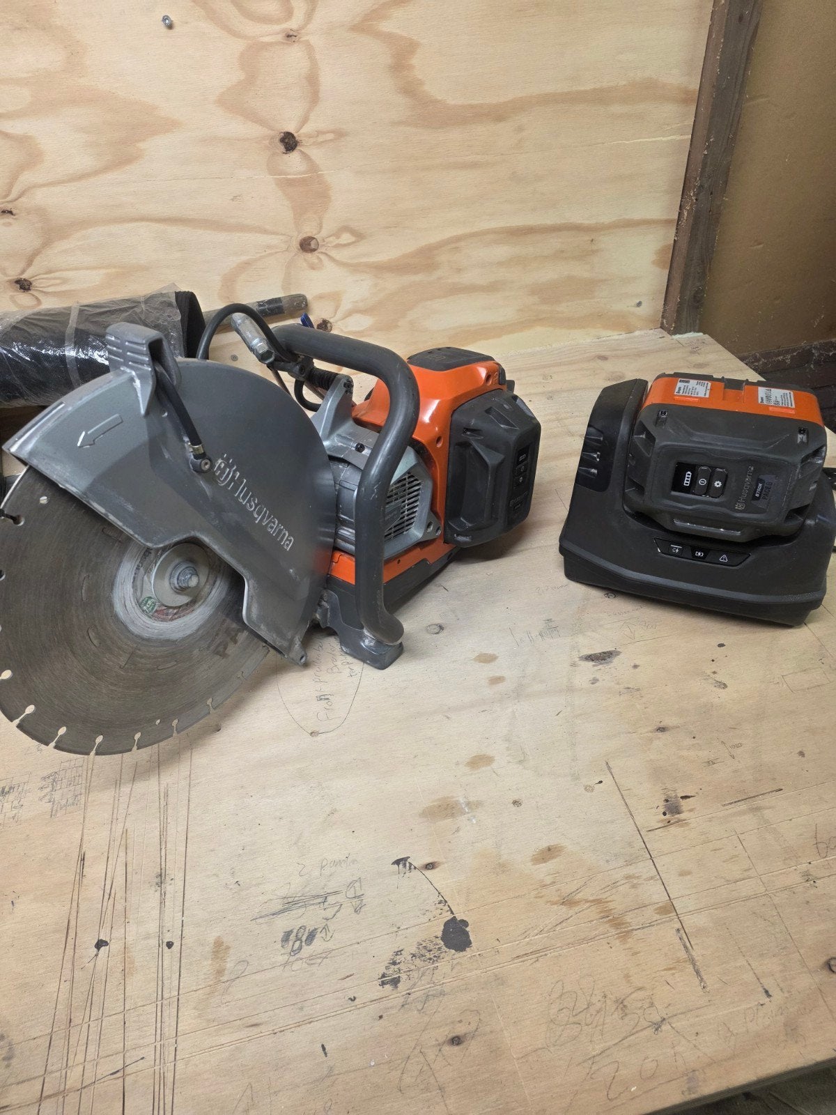 Husqvarna k1 pace motorslijper 350 + 2x 8ah, Ophalen, Cirkelzaag, 70 mm of meer, Zo goed als nieuw
