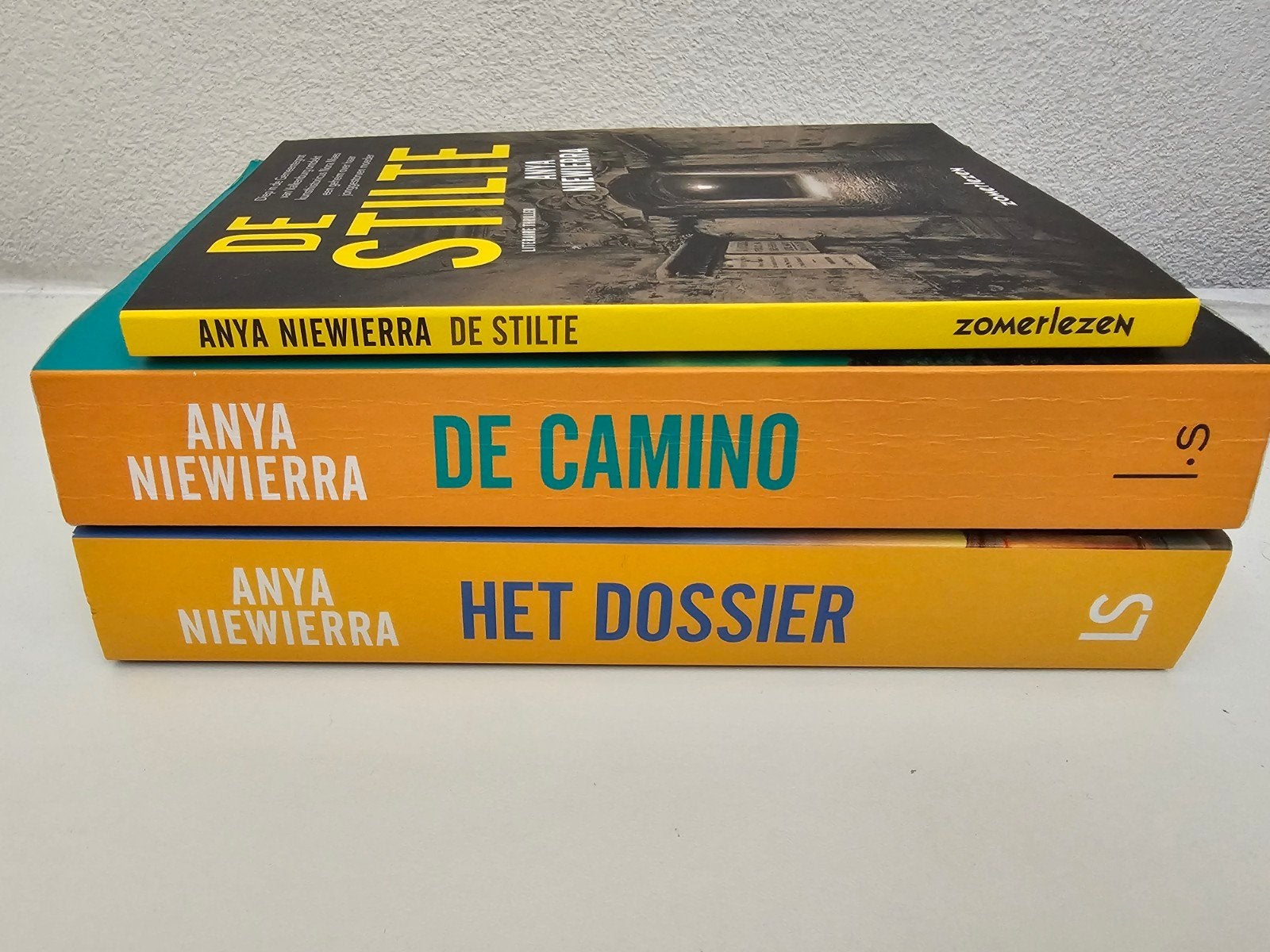 Anya Niewierra Boeken: De Stilte, De Camino, Het Dossier, Boeken, Ophalen of Verzenden, Gelezen, Anya Niewierra, Nederland