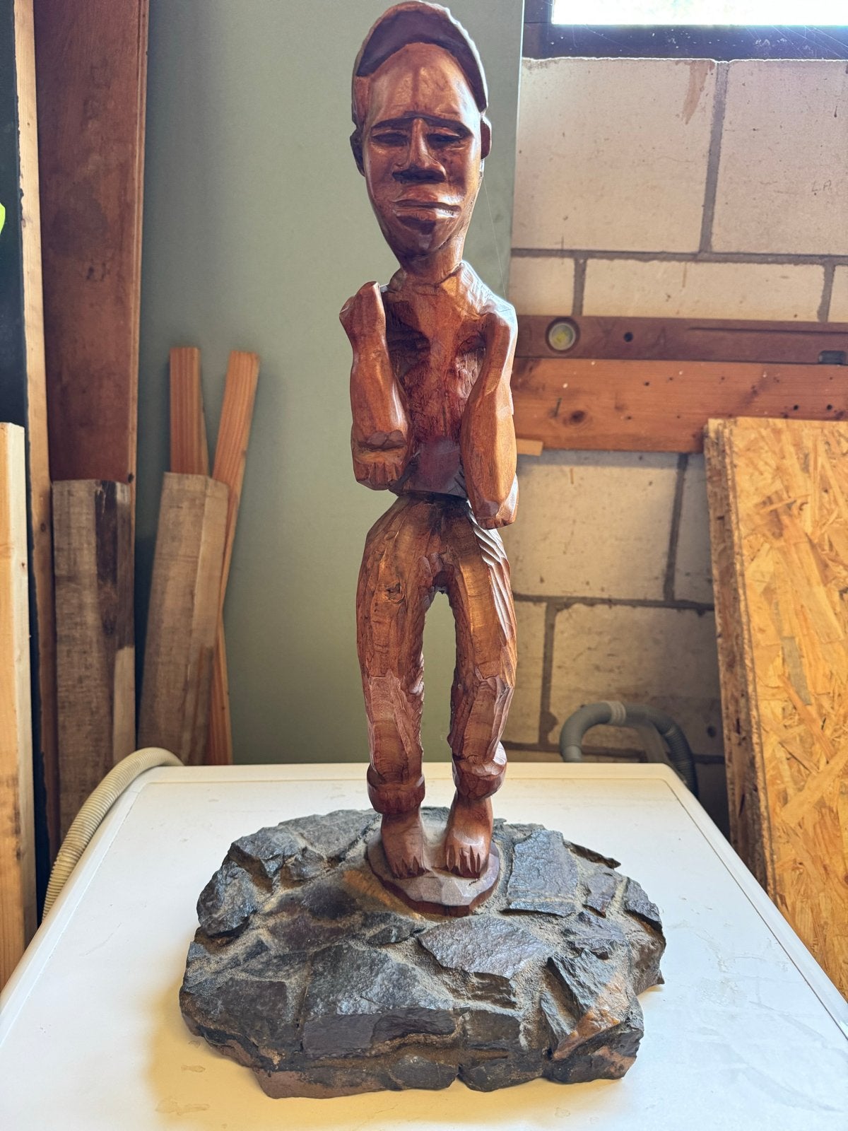 Handgesneden Afrikaans houten beeld op stenen sokkel – 60 cm, Ophalen, Houtsnijwerk, 50 - 100 cm, Op sokkel