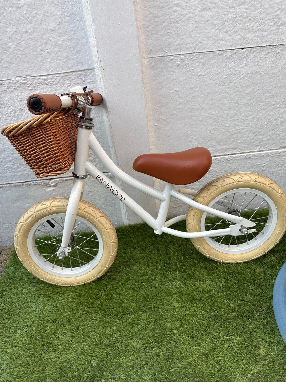 Banwood loopfiets met mandje - Wit/Bruin, Fietsen en Brommers, Fietsen | Kinderfietsjes, Ophalen of Verzenden, Zo goed als nieuw