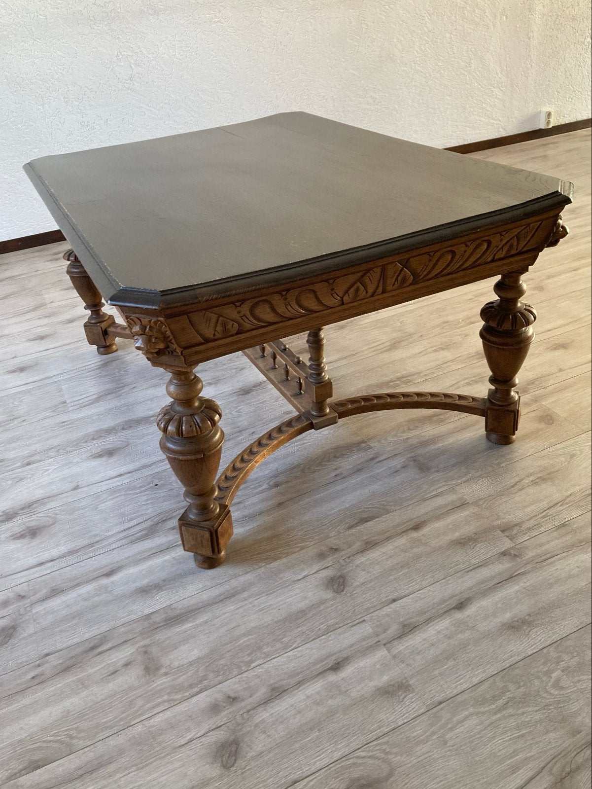 Antieke salontafel met houtsnijwerk, Ophalen