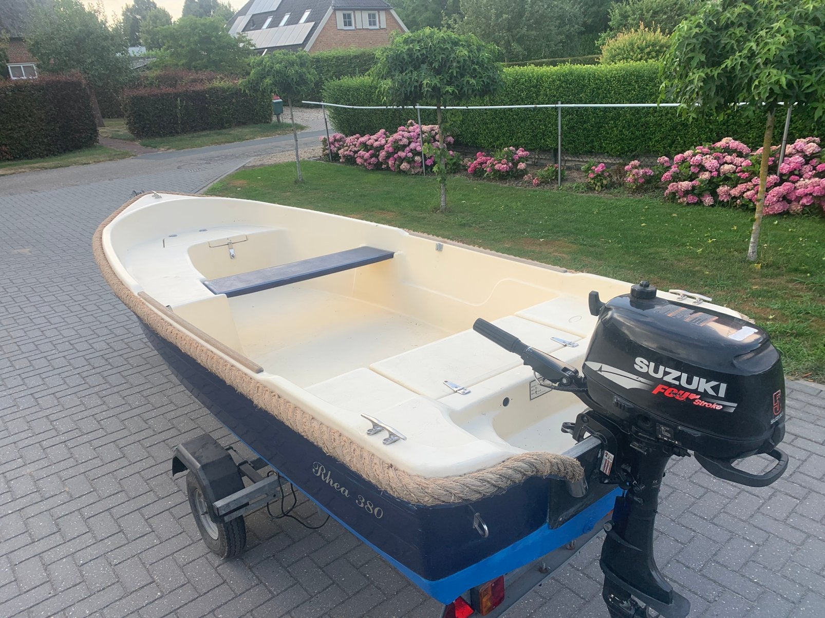 Sloep Rhea 380 met Suzuki 5 pk 4 takt en trailer, Rhea, Ophalen of Verzenden, Zo goed als nieuw, Buitenboordmotor