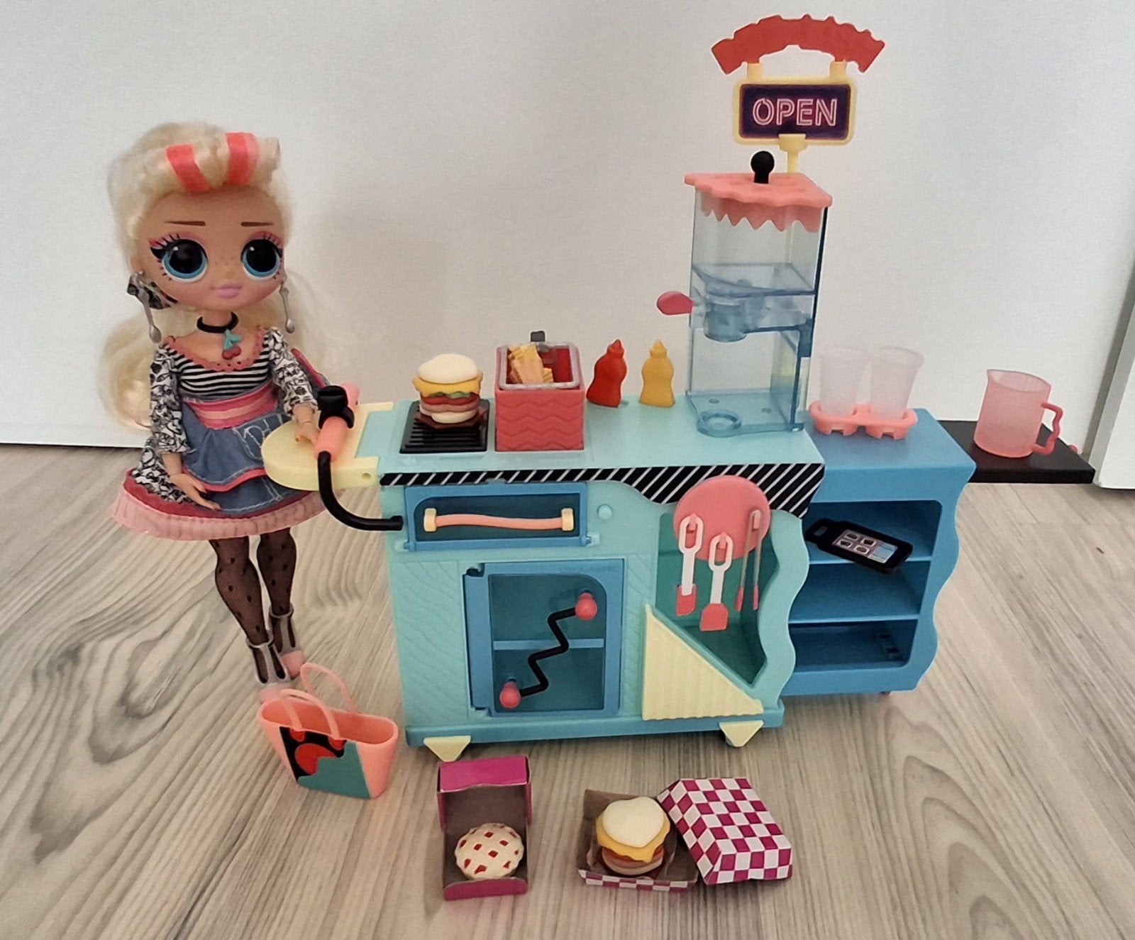L.O.L. Surprise! O.M.G. pop met eettentje en accessoires, Ophalen