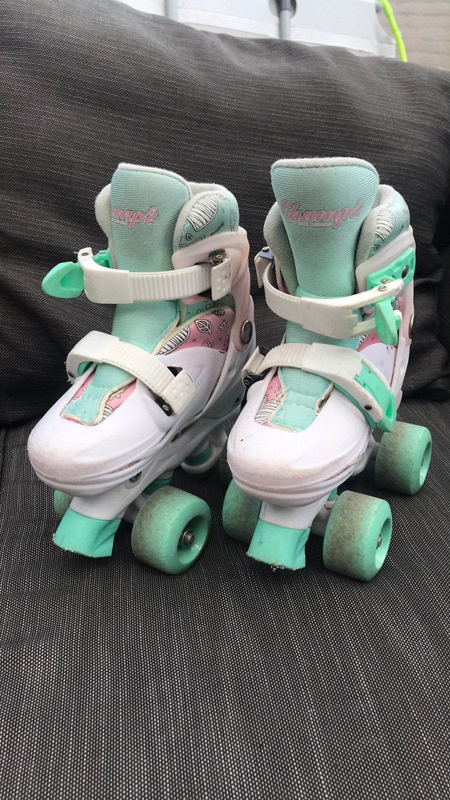 Rolschaatsen maat 27/30 incl helm en kniebeschermers, Kinderen en Baby's, Speelgoed | Buiten | Rolschaatsen, Ophalen of Verzenden