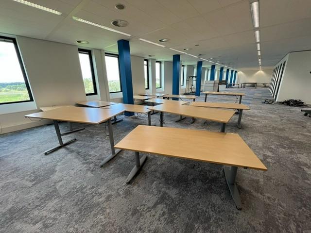 Kinnarps Elektrische zit-zit bureau met kabelgoot, 24 st, 160 cm, Gebruikt, Ophalen of Verzenden, In hoogte verstelbaar