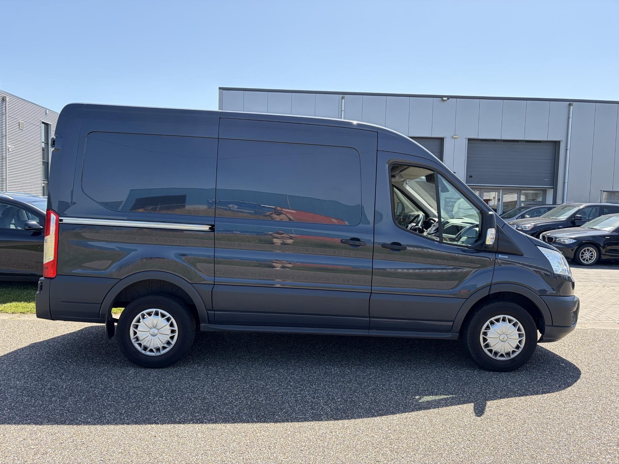 Ford Transit 330 2.2 TDCI L2H3 Ambiente, Auto's, Bestelauto's, Euro 5, Gebruikt, 4 cilinders, 2800 kg