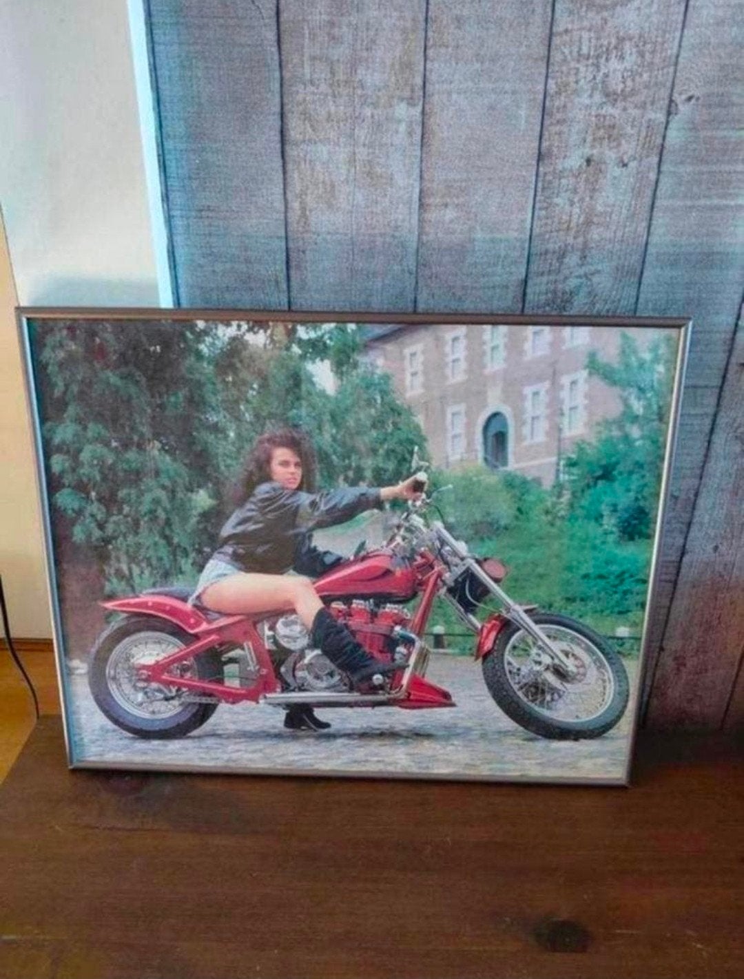 Sexy biker chick / Vrouw op motor in lijst schilderij., Antiek en Kunst, Ophalen, Print