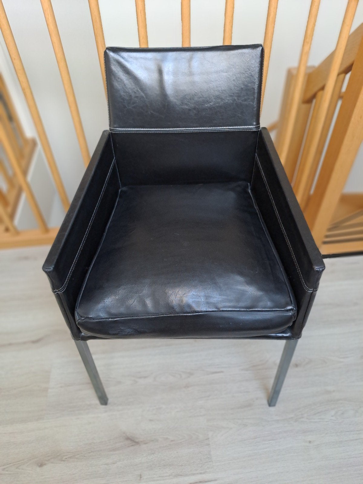 4 Zwarte KFF Lederen Eetkamerstoelen, Ophalen, Gebruikt, Zwart, Leer