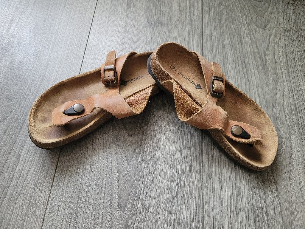 DEVELAB bruine teenslippers maat 33 ~ MS3406, Gebruikt, Develab, Overige typen, Ophalen of Verzenden