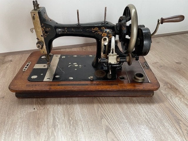 Naaimachine Victoria, Ophalen