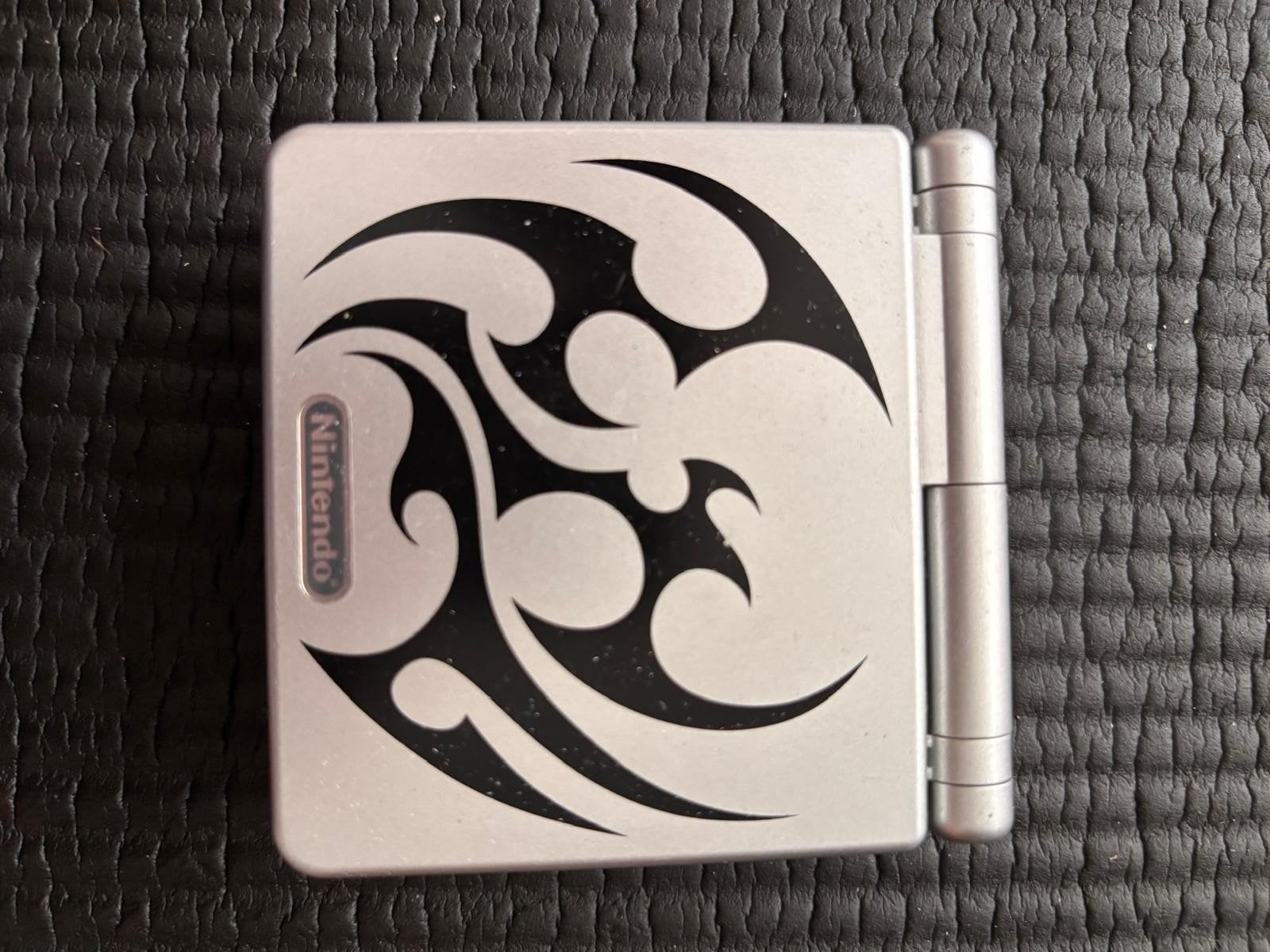 Game Boy Advance SP - Zilver met Tribal Design, Ophalen of Verzenden, Gebruikt, Game Boy Advance SP