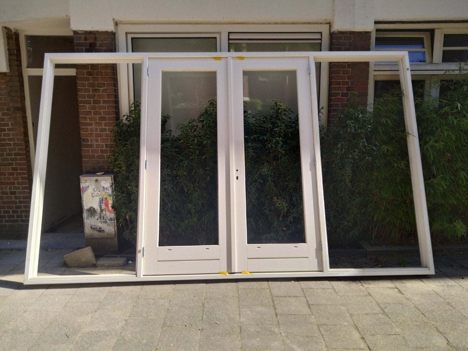 hardhout kozijn met dubbele tuindeuren en zijlichten
