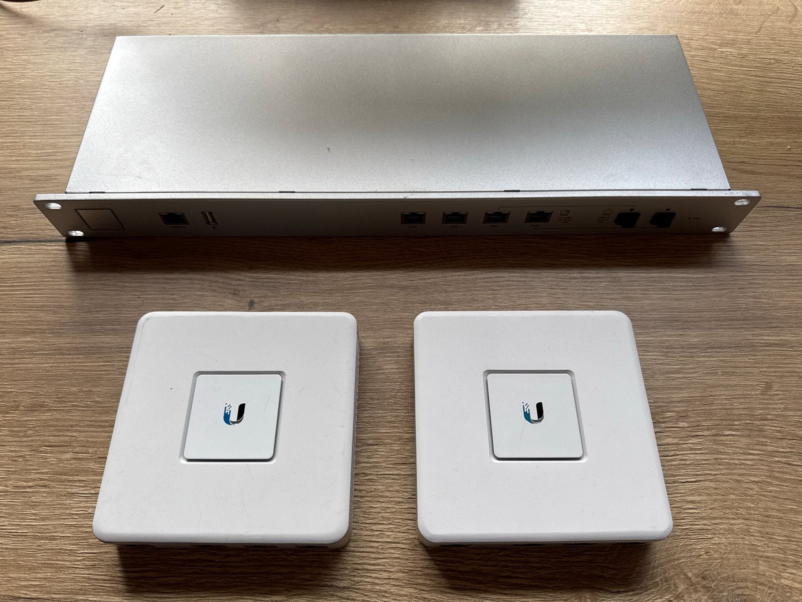 Ubiquiti UniFi 2x USG en 1x USG-PRO-4, Ophalen of Verzenden, Gebruikt