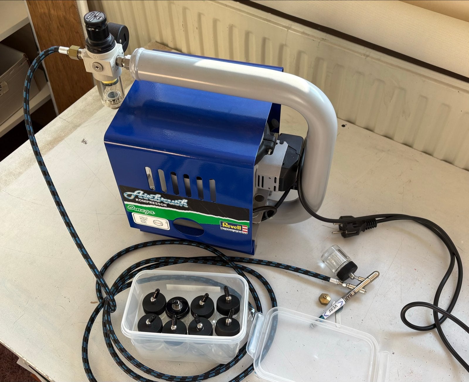 Airbrush set Badger 200+Revell Omega compressor als nieuw, Ophalen of Verzenden, Zo goed als nieuw