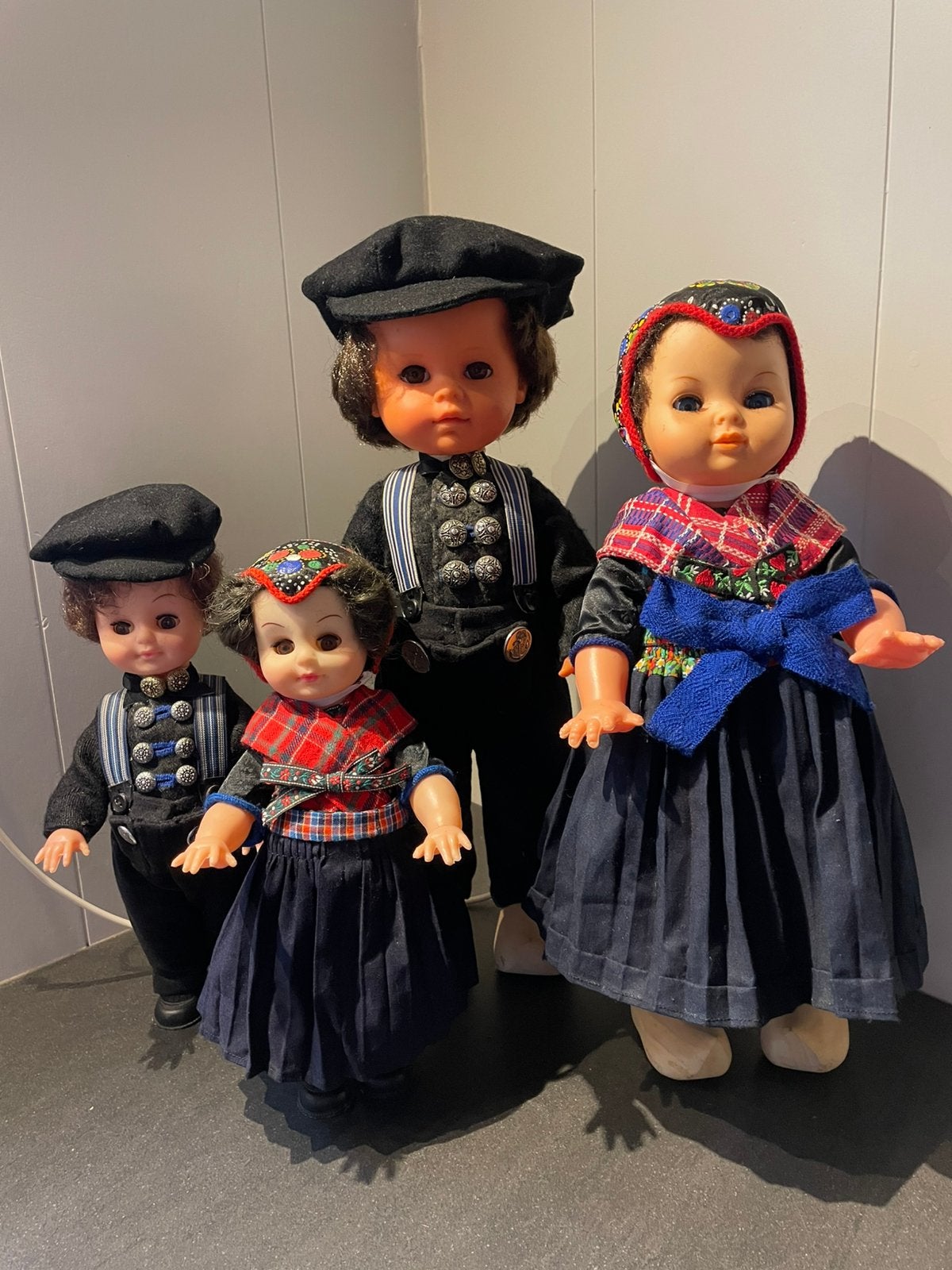4 Staphorster klederdracht poppen, Ophalen of Verzenden, Zo goed als nieuw, Pop