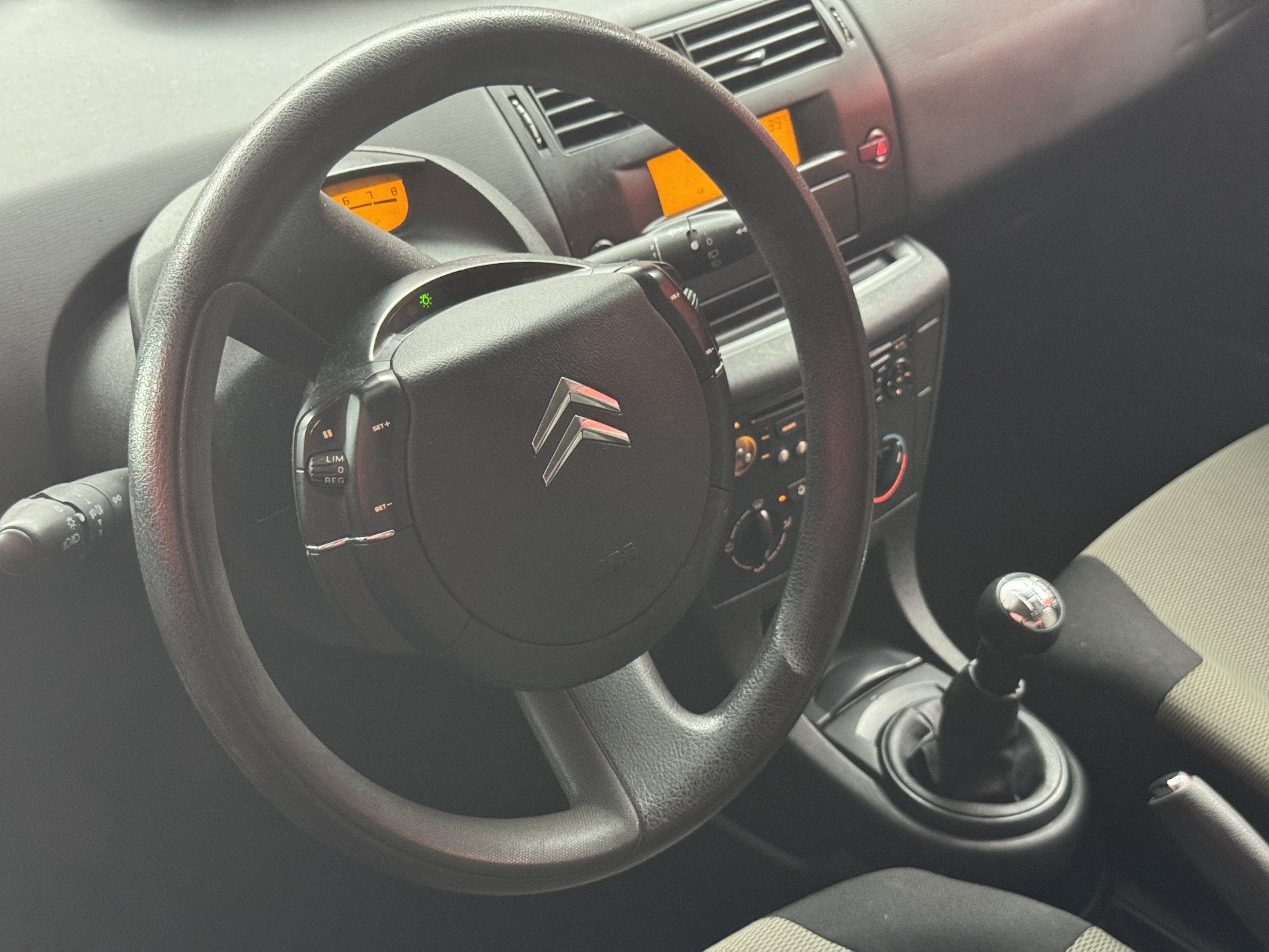 Citroën C4 1.4-16V Ligne Prestige, Auto's, Voorwielaandrijving, 4 cilinders, Origineel Nederlands, Handgeschakeld