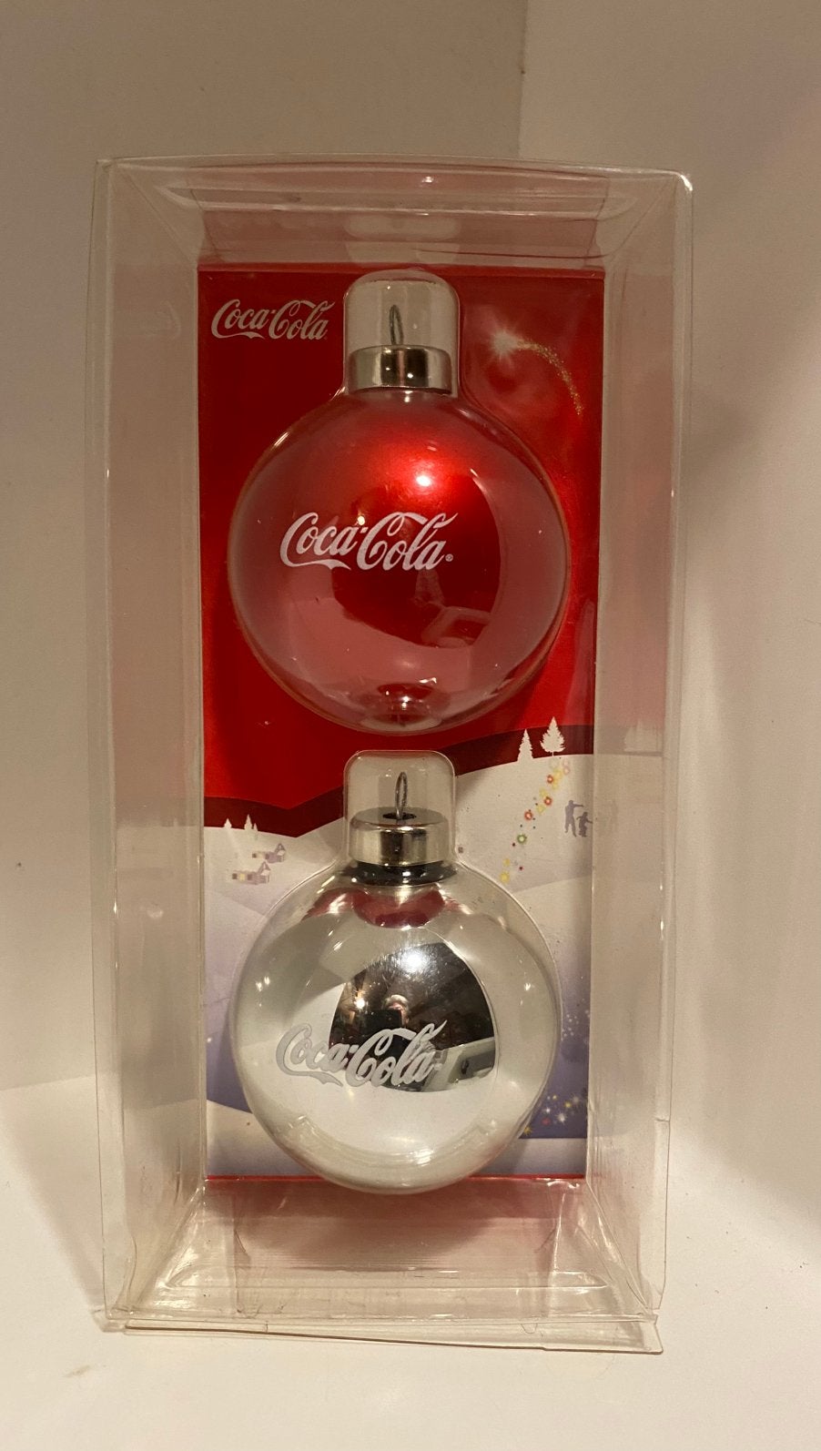 2 Coca-cola kerstballen. Doorsnede 5,5 cm., Diversen, Ophalen of Verzenden, Zo goed als nieuw