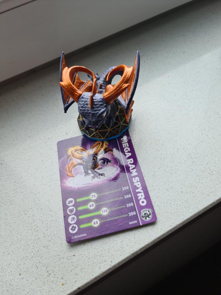 Skylanders Mega Ram Spyro figuur met kaart, Ophalen of Verzenden