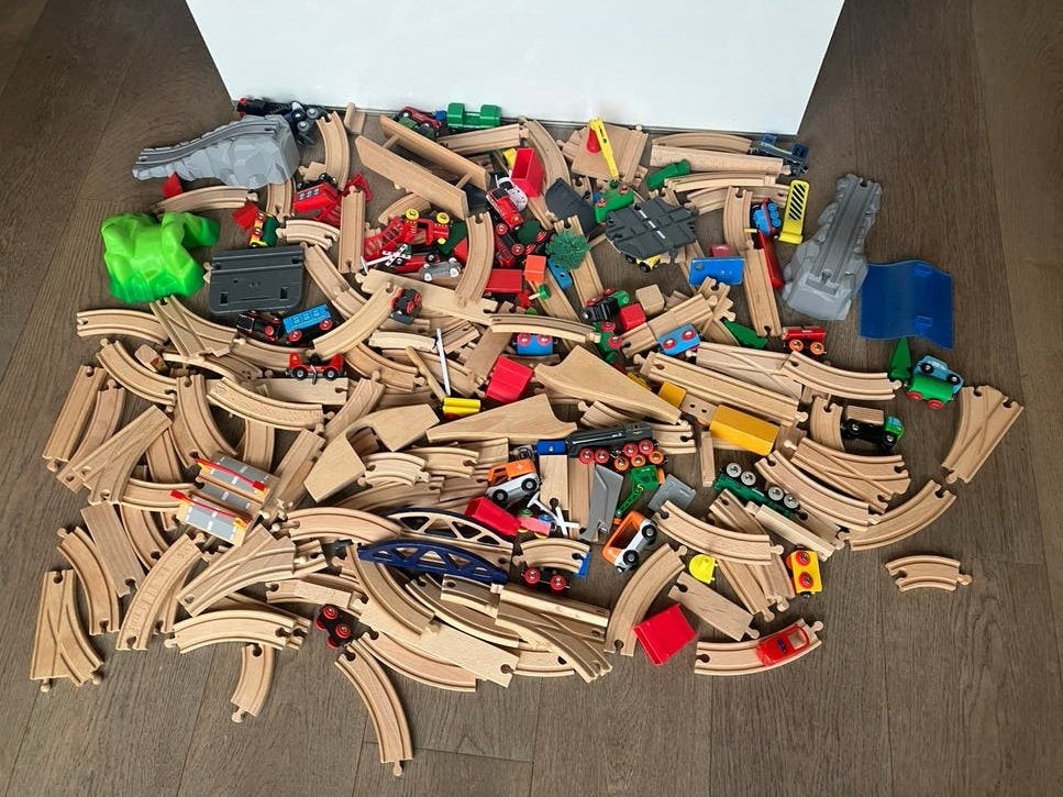 Grote set houten treinrails met treinen en accessoires, Ophalen of Verzenden, Gebruikt, Bouwen