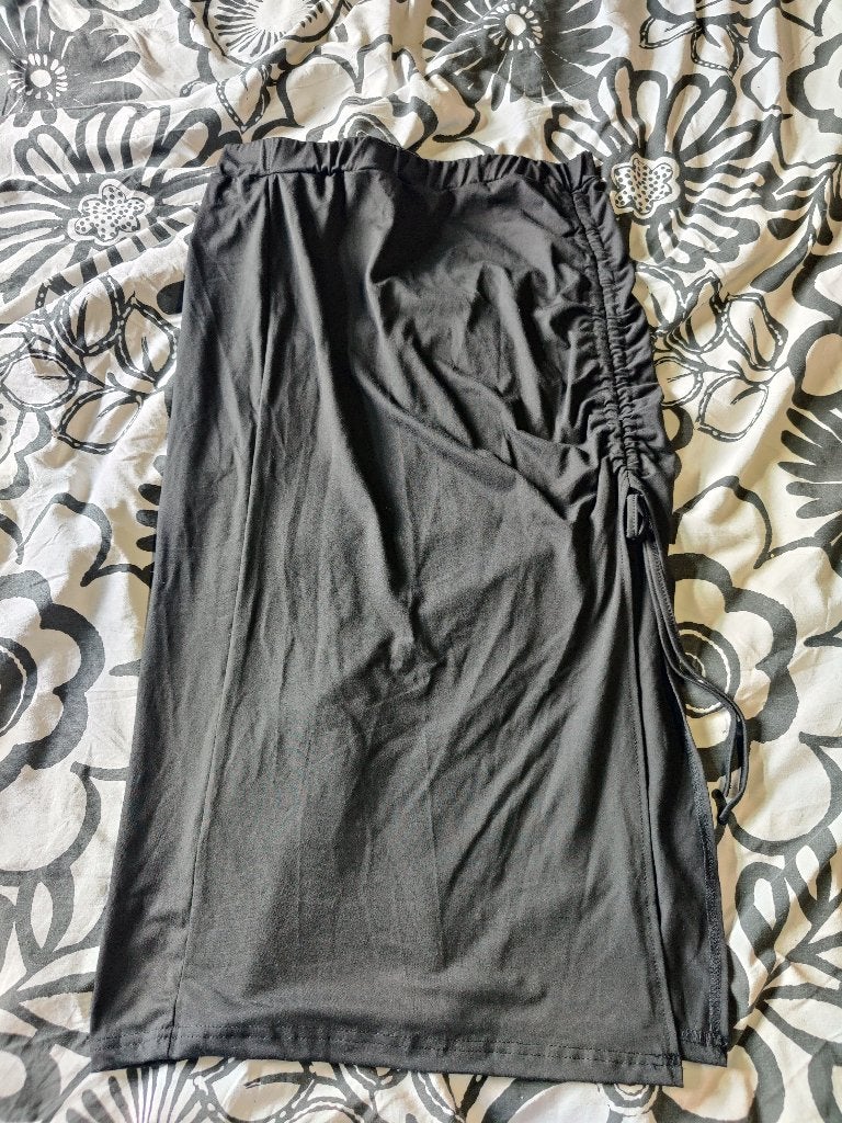 Zwarte rok met split aan zijkant, NIEUW. Mata XL/ 42 (M11), Zwart, Maat 42/44 (L), Nieuw, Ophalen of Verzenden