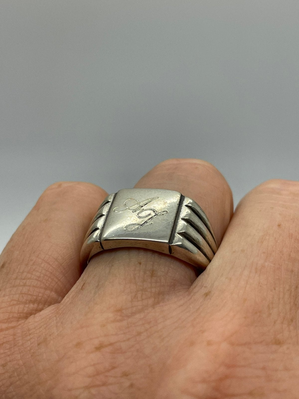 F229 Prachtige zilveren zegelring initialen AJ maat 20,75, Ophalen of Verzenden, Zilver, Ring