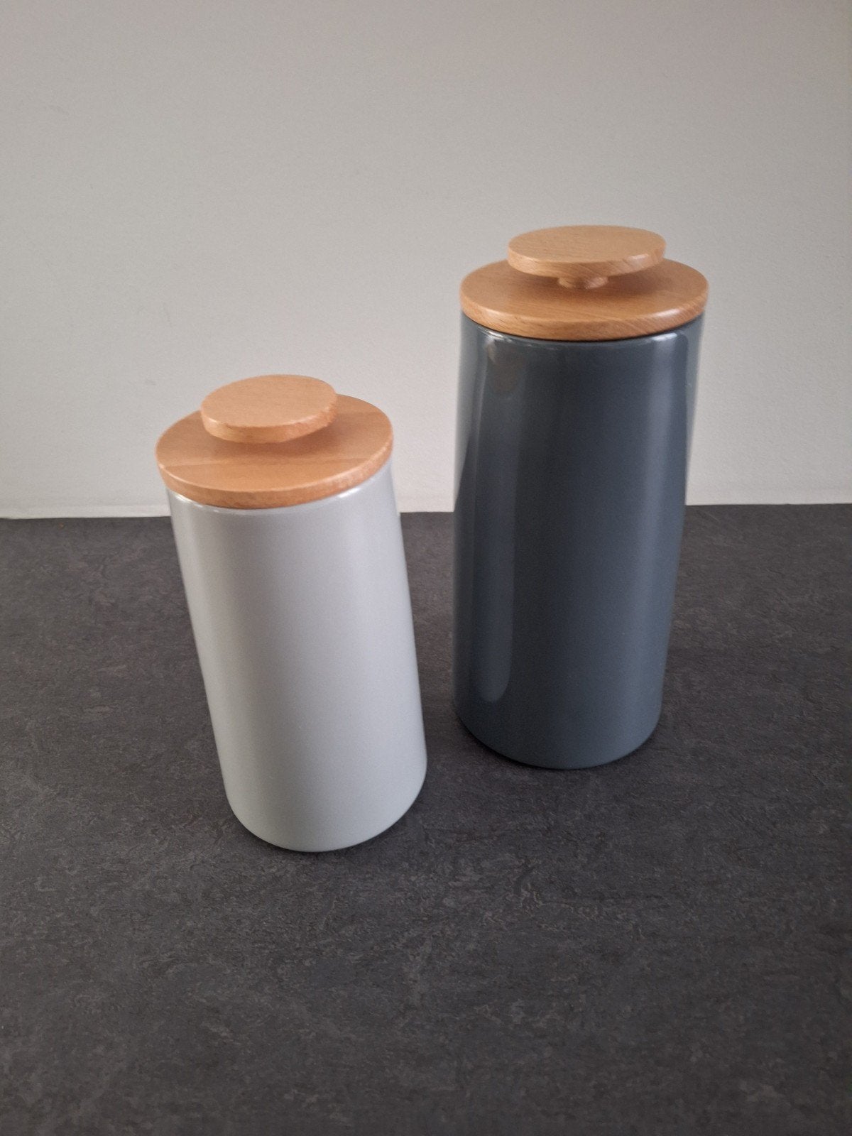 2 voorraadpotten Eva Solo Emma grijs met houten deksel, Ophalen of Verzenden, Zo goed als nieuw
