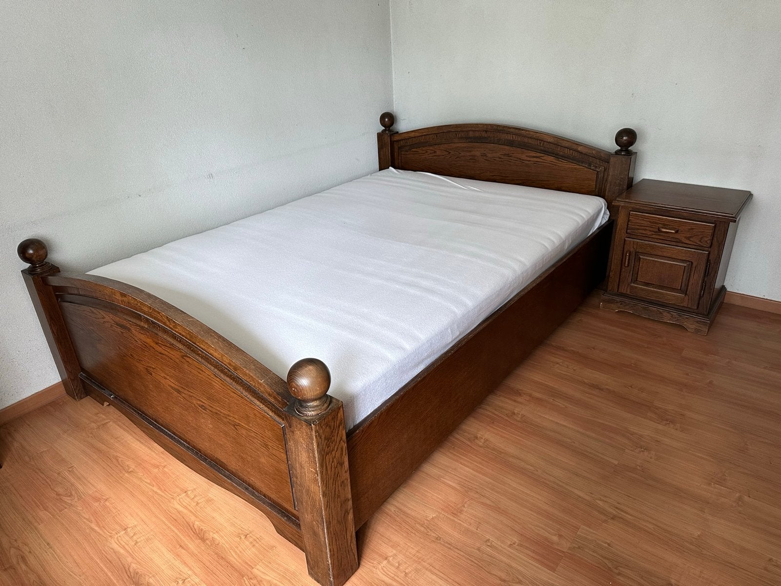 Houten bed met nachtkastje en IKEA Hovag matras 140x200, Huis en Inrichting, Ophalen, Gebruikt, Tweepersoons, 140 cm