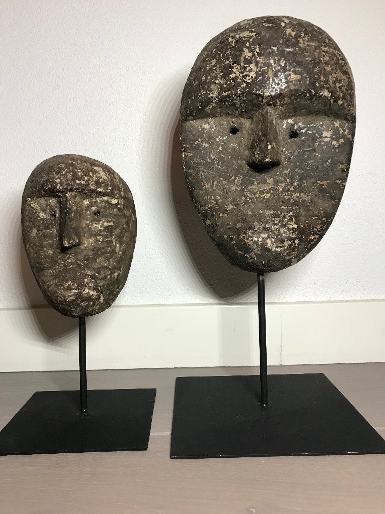 2 maskers op voet (42 en 29 cm hoog), Ophalen