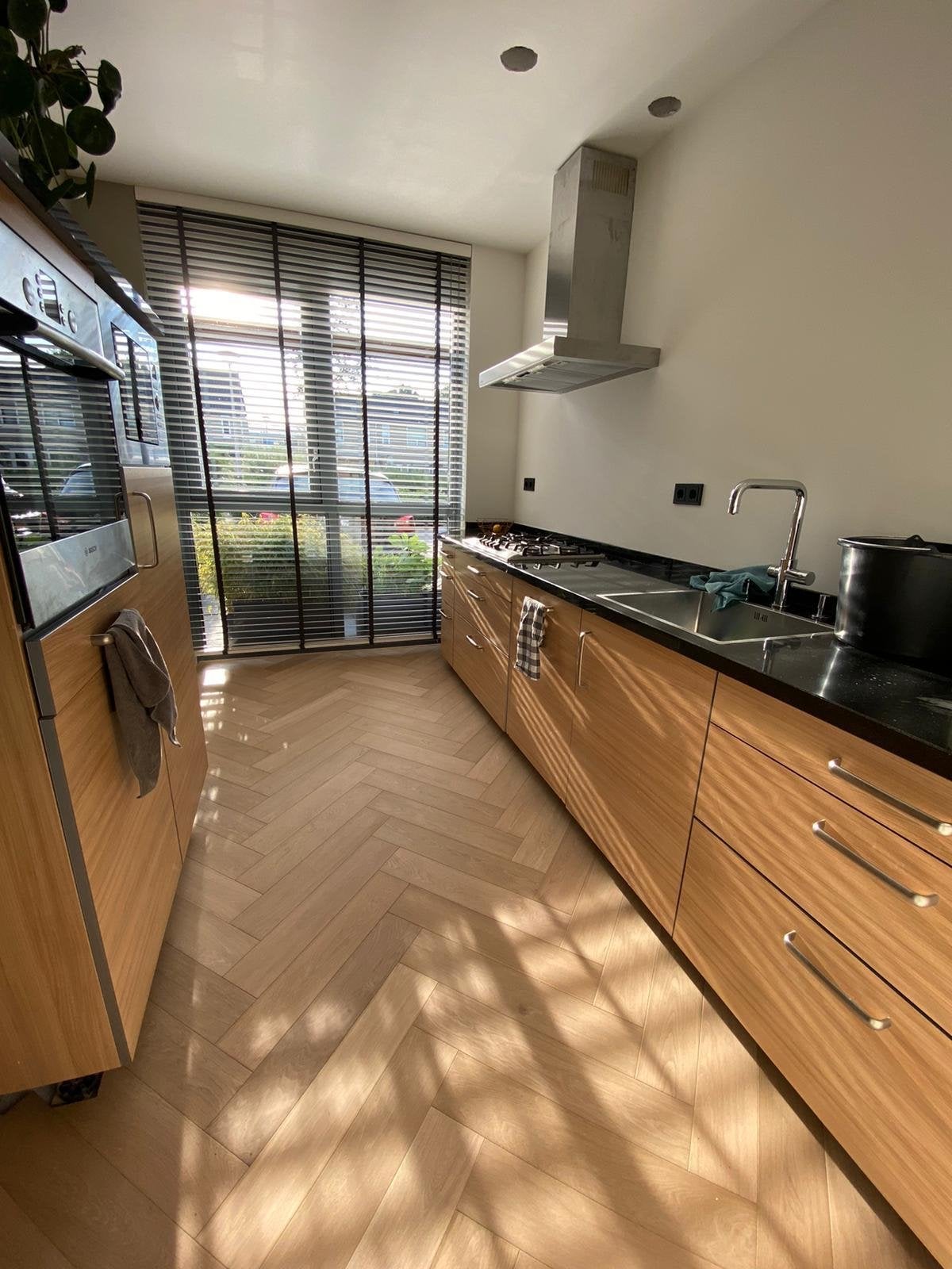 Complete keuken met Bosch apparatuur en granieten blad, Huis en Inrichting, Keuken | Complete keukens, Ophalen, Zwart, Hoekkeuken