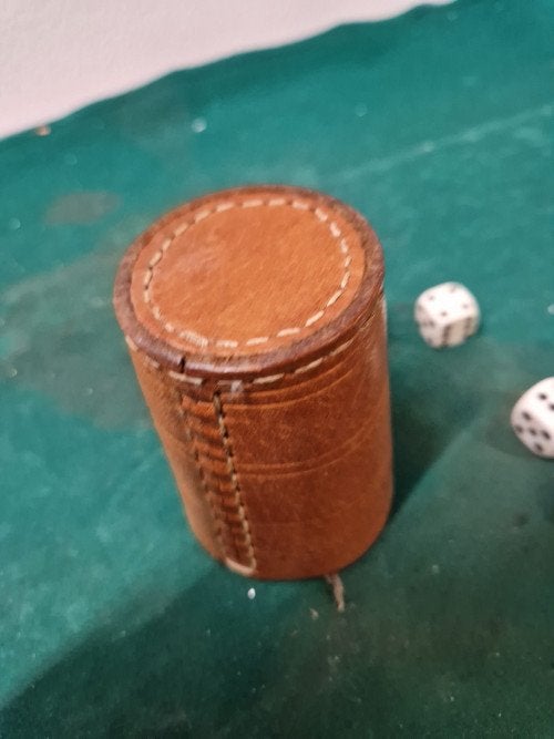 dobbelbeker vintage met 6 dobbelstenen, Hobby en Vrije tijd, Ophalen of Verzenden, 'T Olde Gre-j, Info@toldegrej.nl, Endepoelstraat 20f Didam