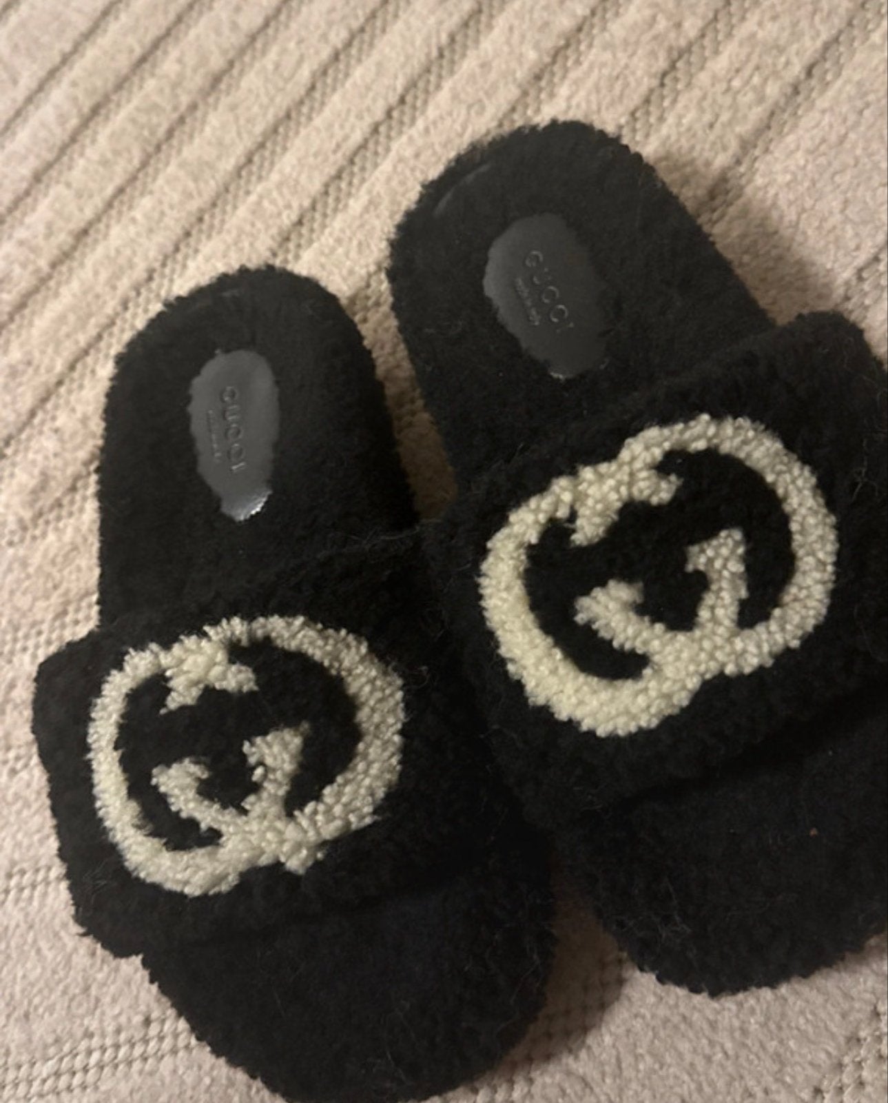 Gucci slippers fluffy wol, Ophalen of Verzenden, Gedragen, Zwart, Slippers