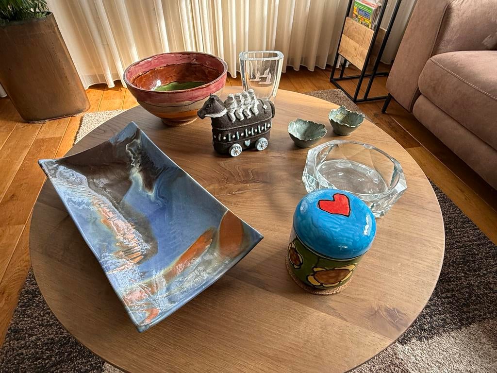 Diverse decoratieve items: schalen, asbak, beeldje, Ophalen