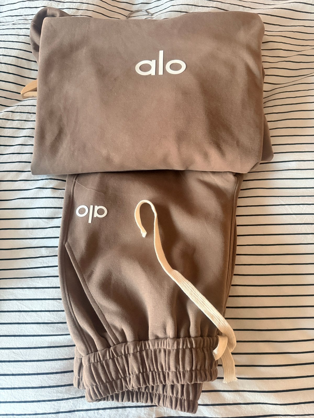 Mooi lichtbruin Alo joggingpak. Maat XL, Ophalen of Verzenden, Zo goed als nieuw, Maat 46/48 (XL) of groter, Overige typen